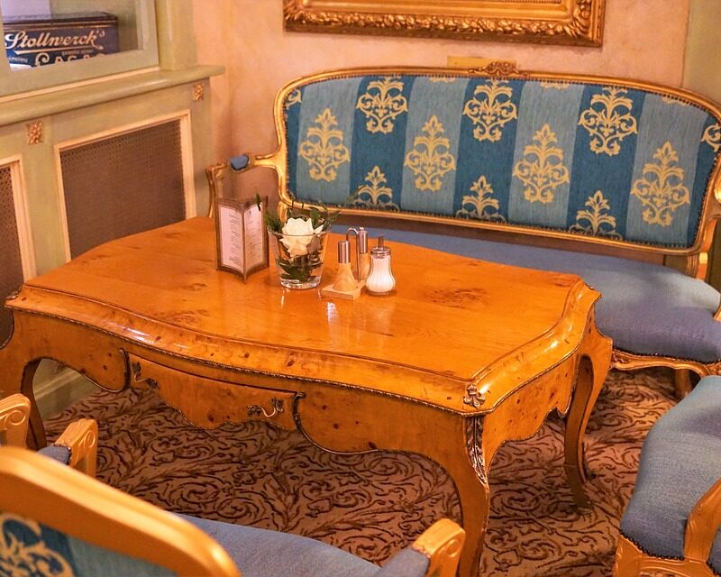 Ein antiker Tisch in der Wohnung