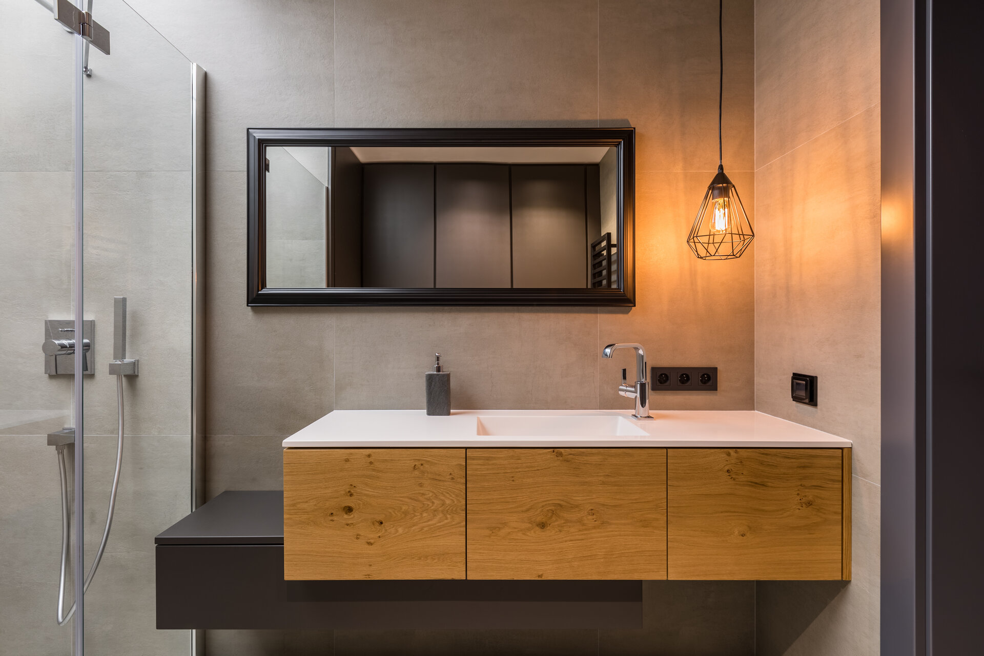 Modern und stilvolles Badezimmer, mit Waschtischunterschrank aus Holz