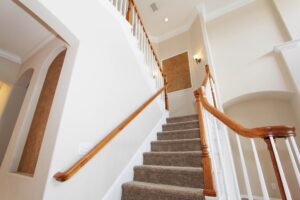 Treppe mit Teppichboden belegt